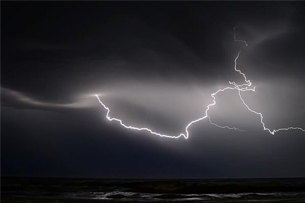 梦见打雷 雷声 周公解梦梦到打雷 雷声是什么意思 做梦梦见打雷 雷声好不好